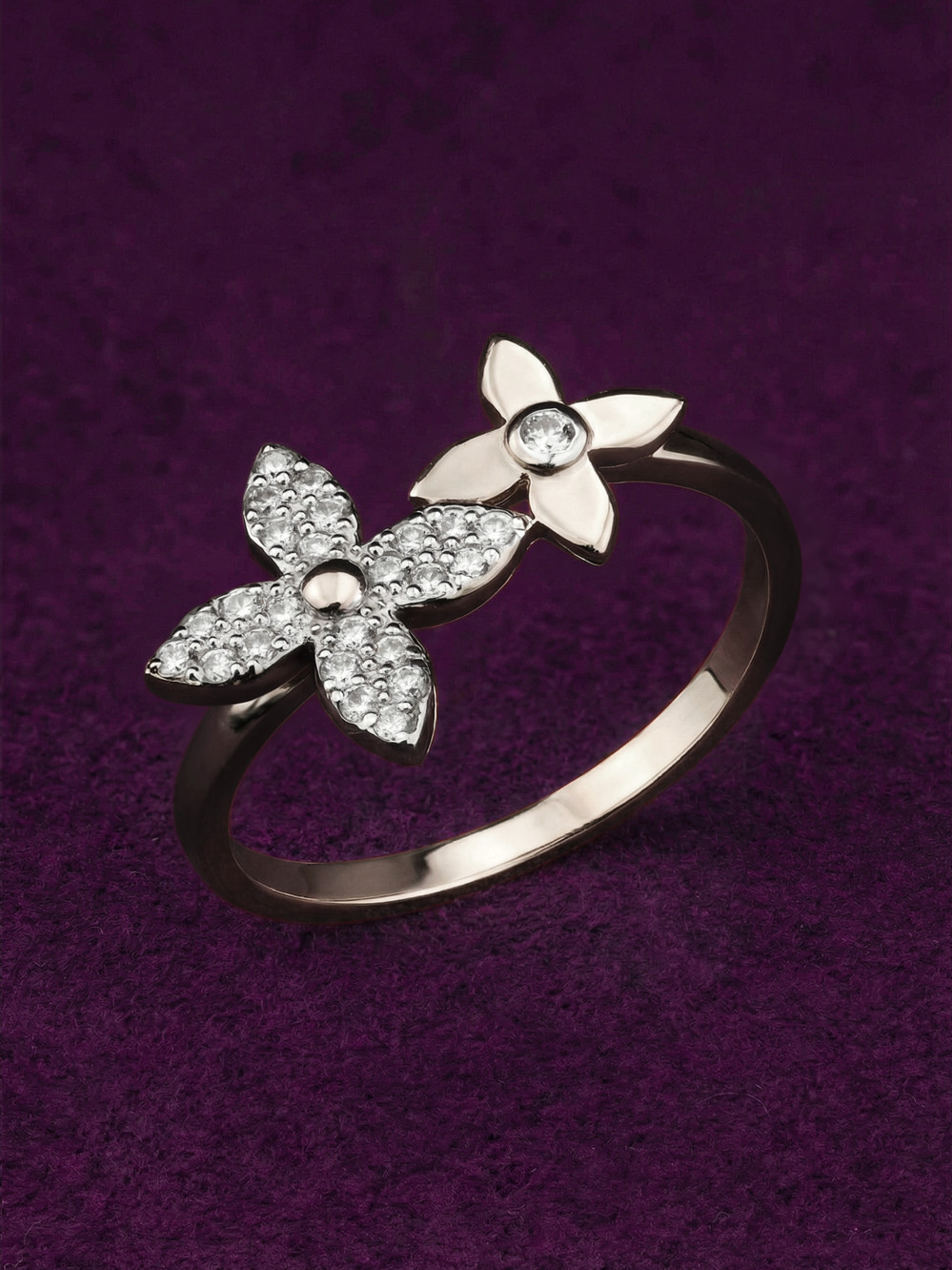 Кольцо из белого золота 585 пробы c бриллиантами