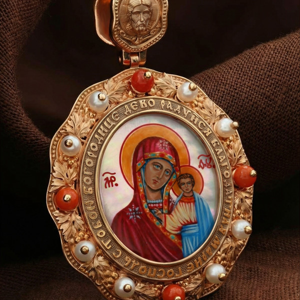 Нательная икона из красного золота 585 пробы c эмалью, жемчугом, кораллом и перламутром