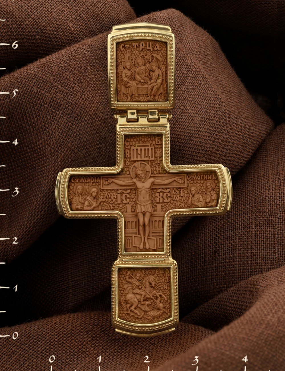 Крест из лимонного золота c деревом груши