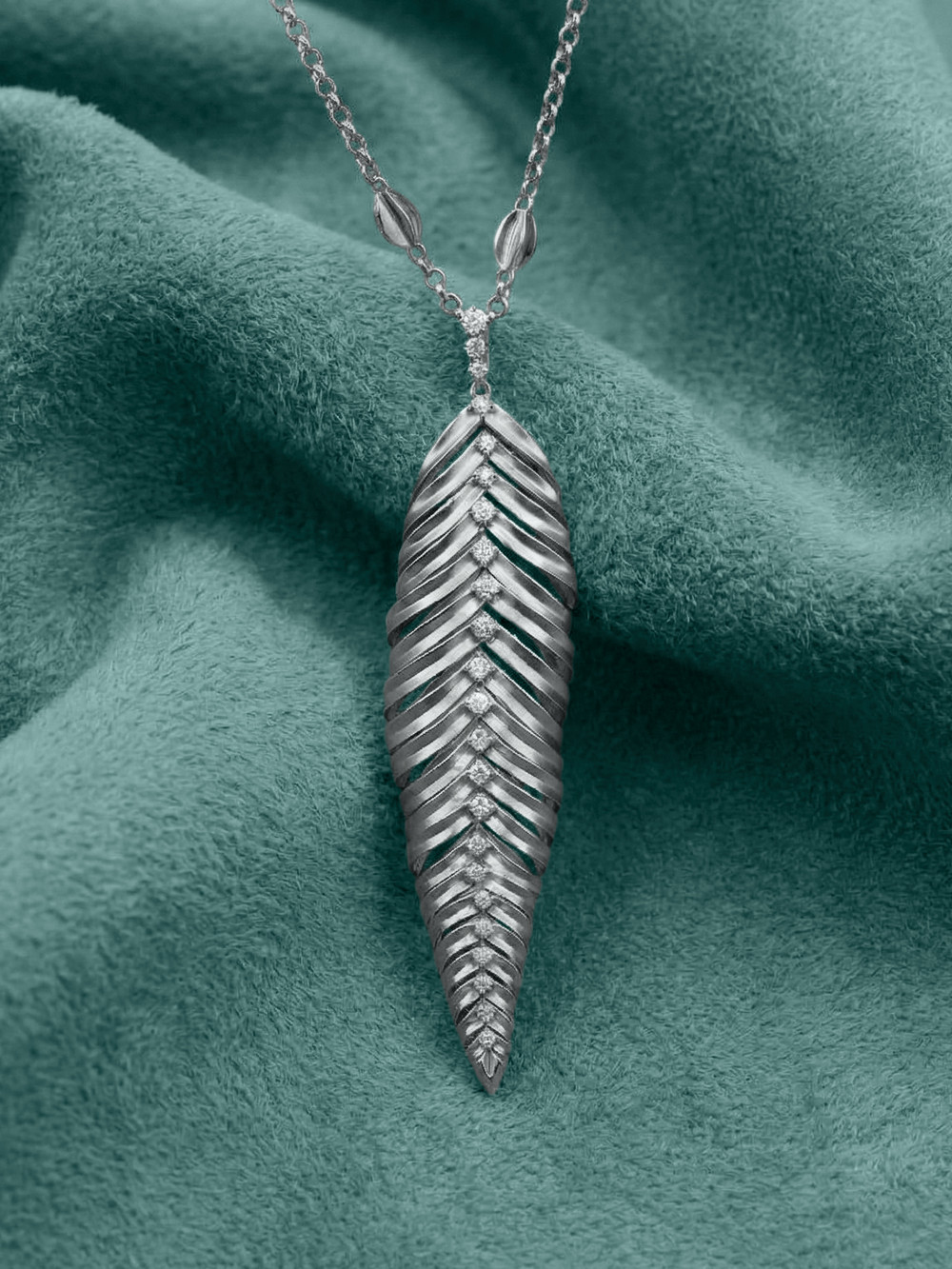 Колье из белого золота 585 пробы c бриллиантами