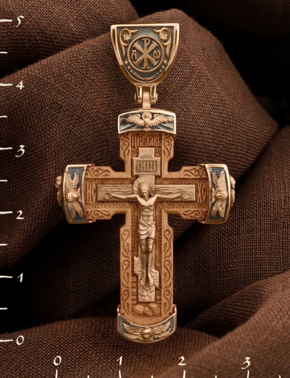 Крест из золота c деревом груши