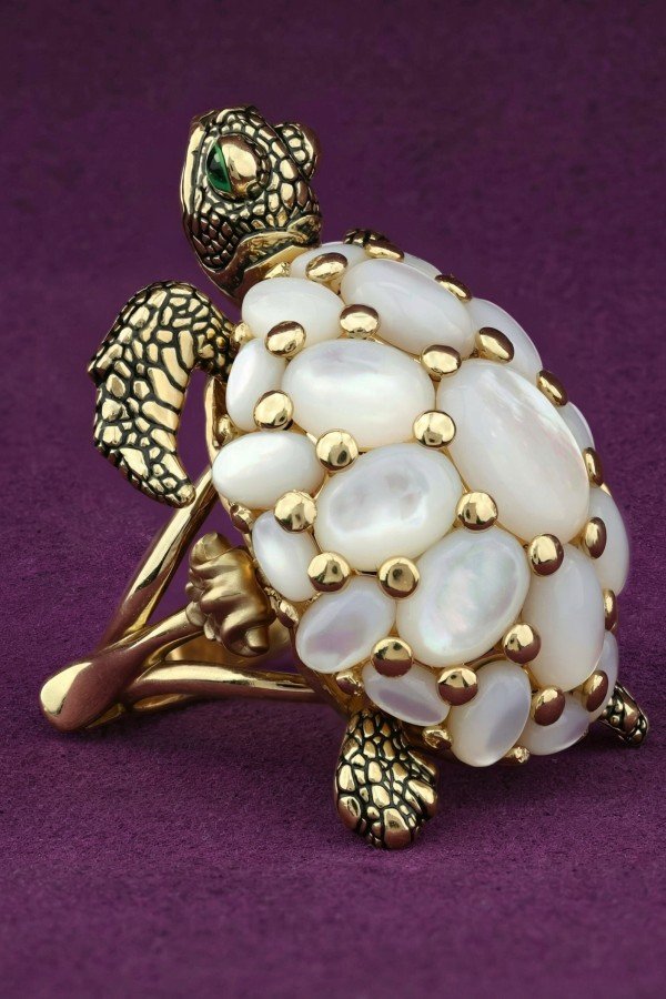 Кольцо из лимонного золота c эмалью и перламутром