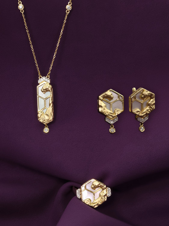 Кольцо из лимонного золота 585 пробы c бриллиантами и перламутром