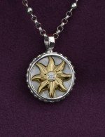 Колье из белого золота c бриллиантами, ониксом и перламутром