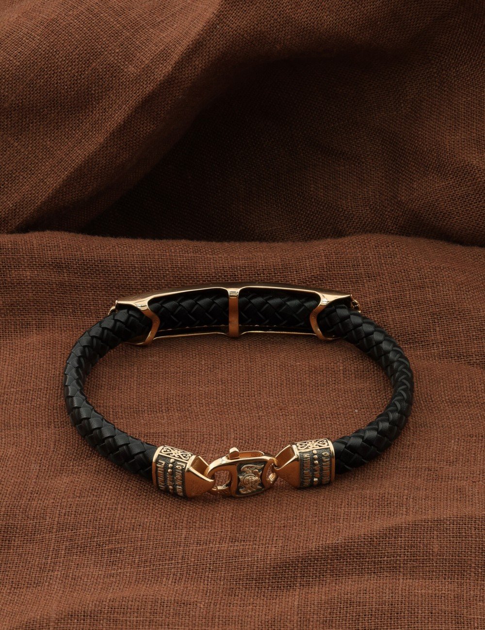 Браслет из золота c шнурком