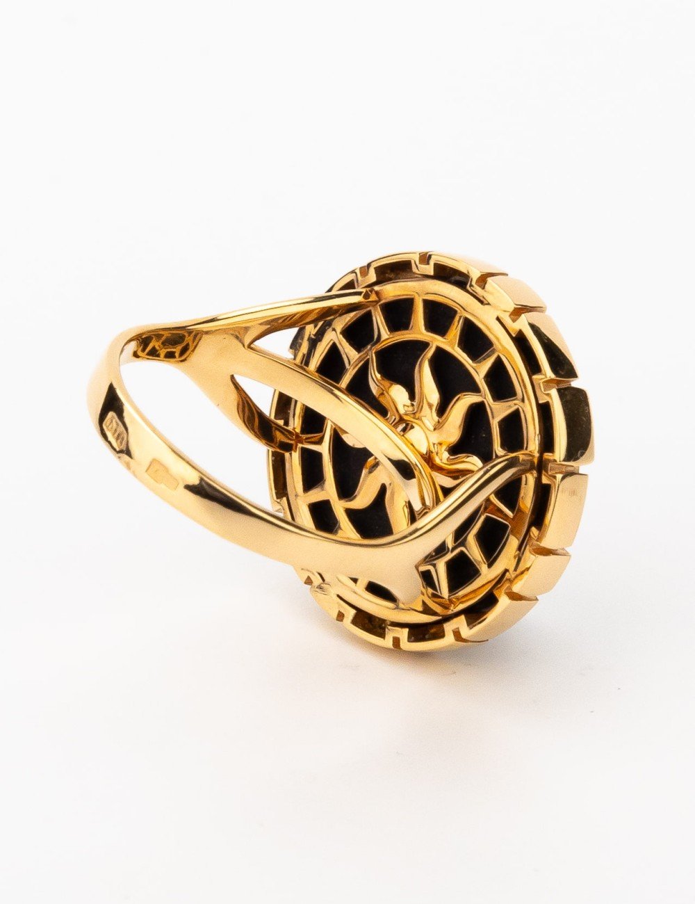 Кольцо из золота c эмалью и ониксом