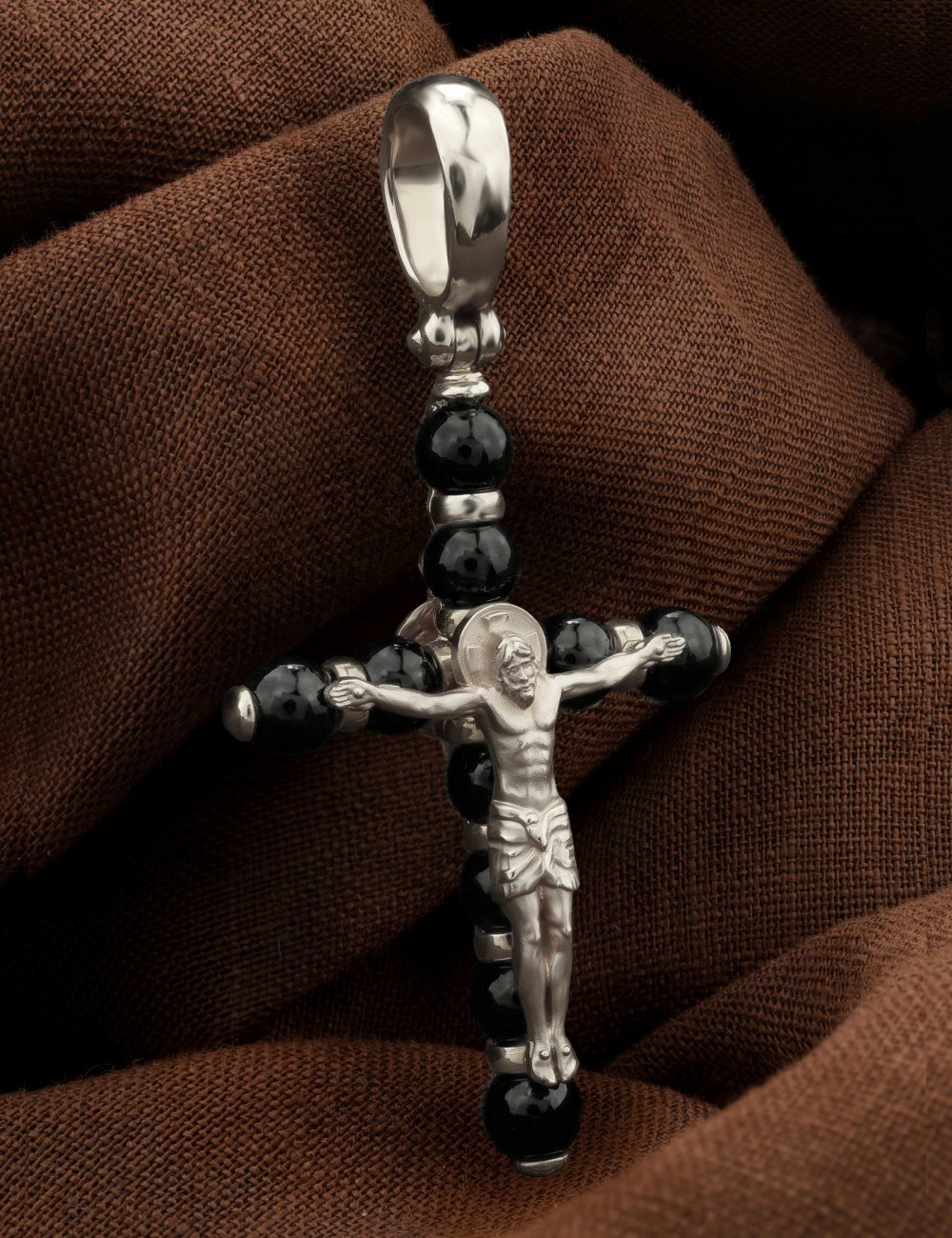 Крест из белого золота c ониксом