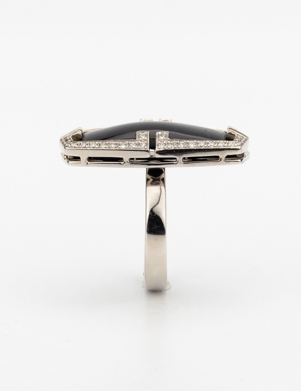 Кольцо из белого золота c бриллиантами, рубином и ониксом