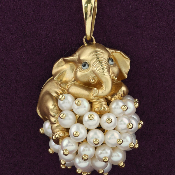 Подвеска из лимонного золота 585 пробы c эмалью и жемчугом