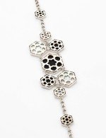 Браслет из белого золота c ониксом и перламутром