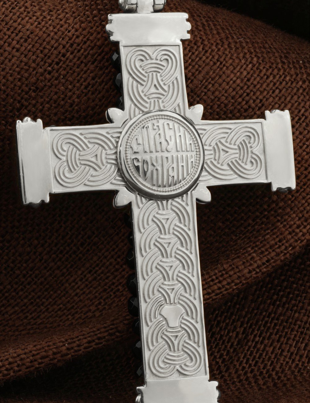 Крест из белого золота c ониксом