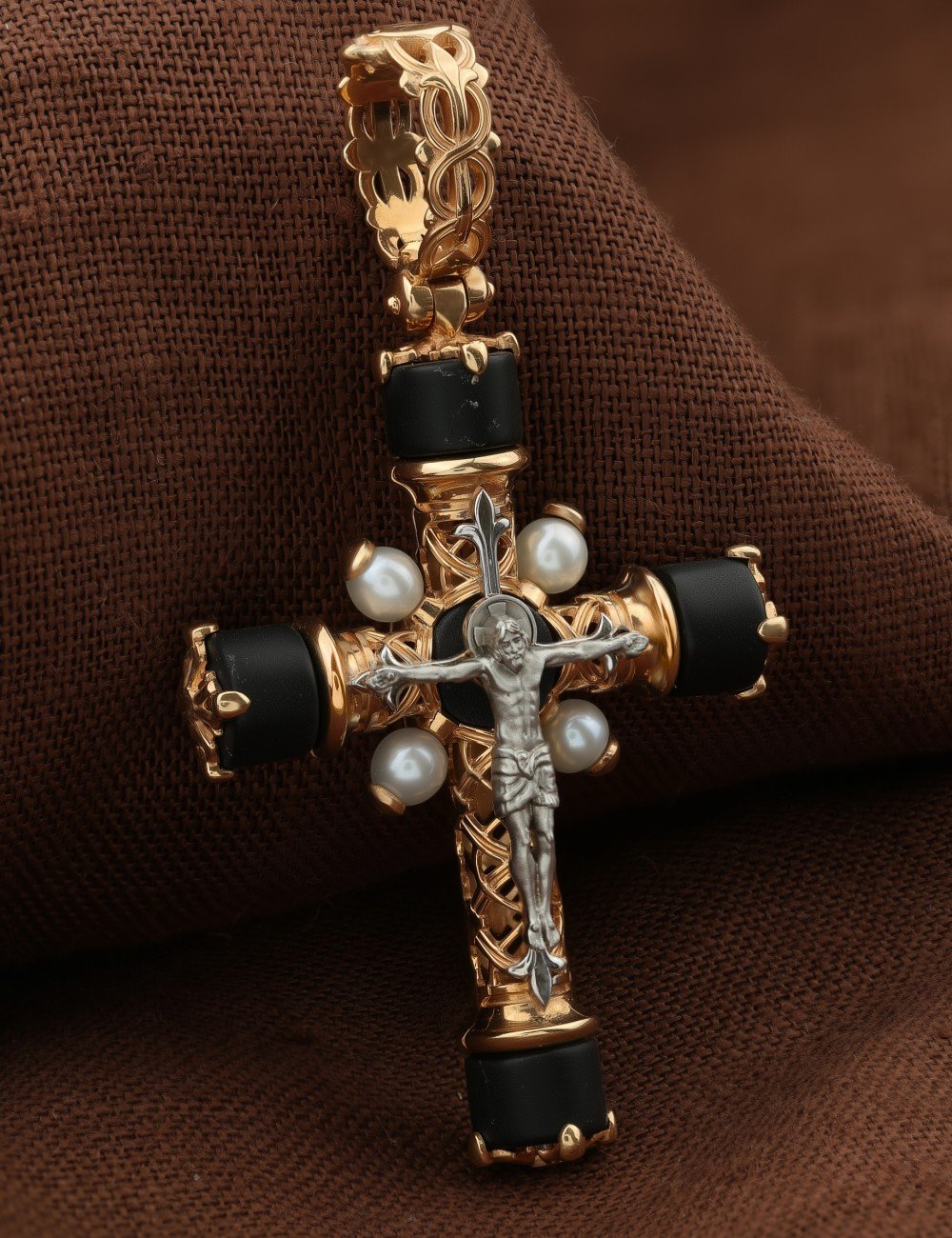 Крест из золота c ониксом и малахитом