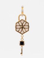 Подвеска из золота c ониксом и перламутром