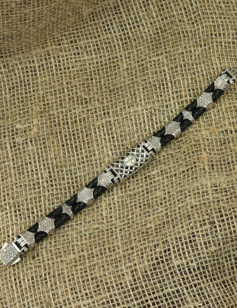 Браслет из серебра и золота c кожаным шнурком