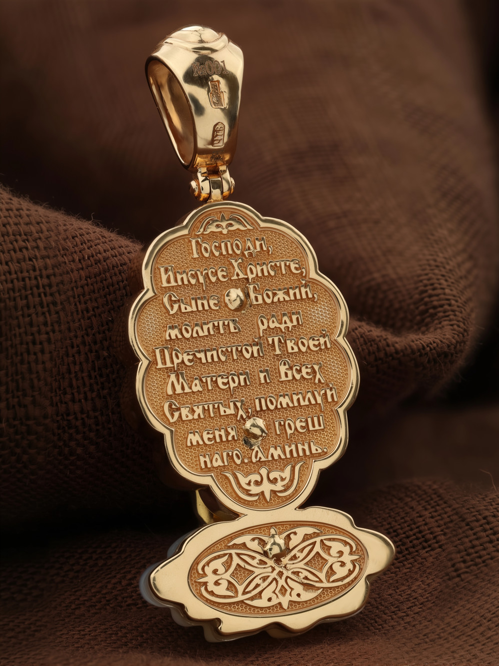 Нательная икона из красного золота 585 пробы c бриллиантами и перламутром