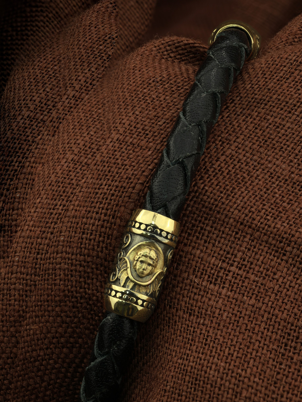 Браслет-шнурок из лимонного золота 585 пробы c кожаным шнурком