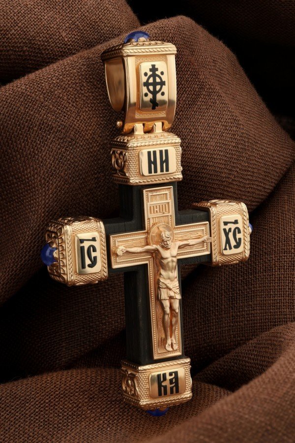 Крест из золота c эмалью, сапфиром и эбеновым деревом