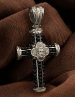 Крест из белого золота c ониксом