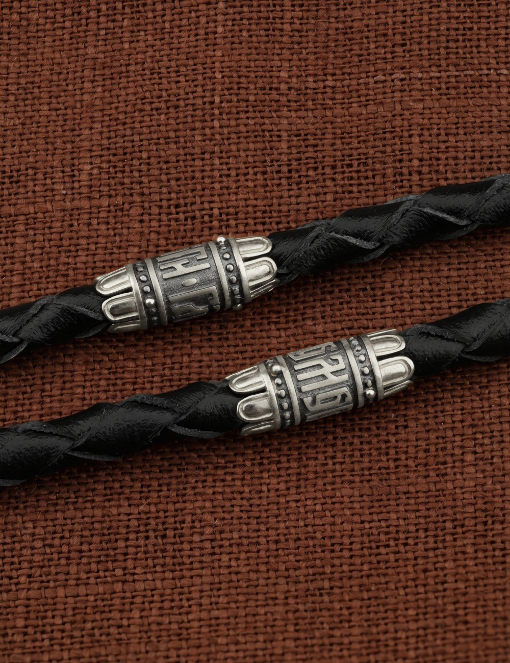 Гайтан из белого золота c кожаным шнурком