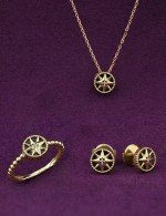 Кольцо из лимонного золота c бриллиантами и ониксом