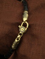 Браслет из лимонного золота c кожаным шнурком