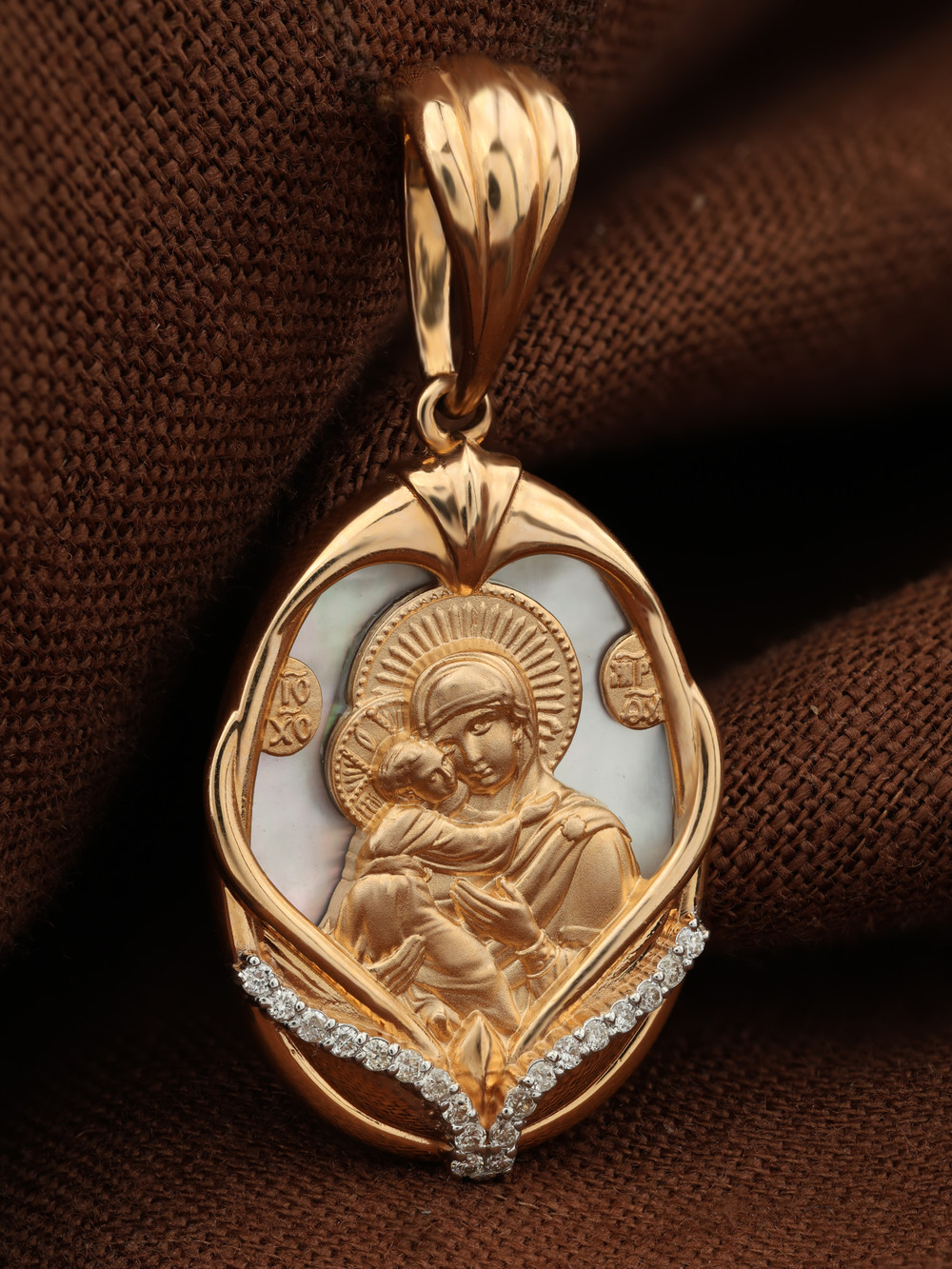 Нательная икона из красного золота 585 пробы c бриллиантами и перламутром