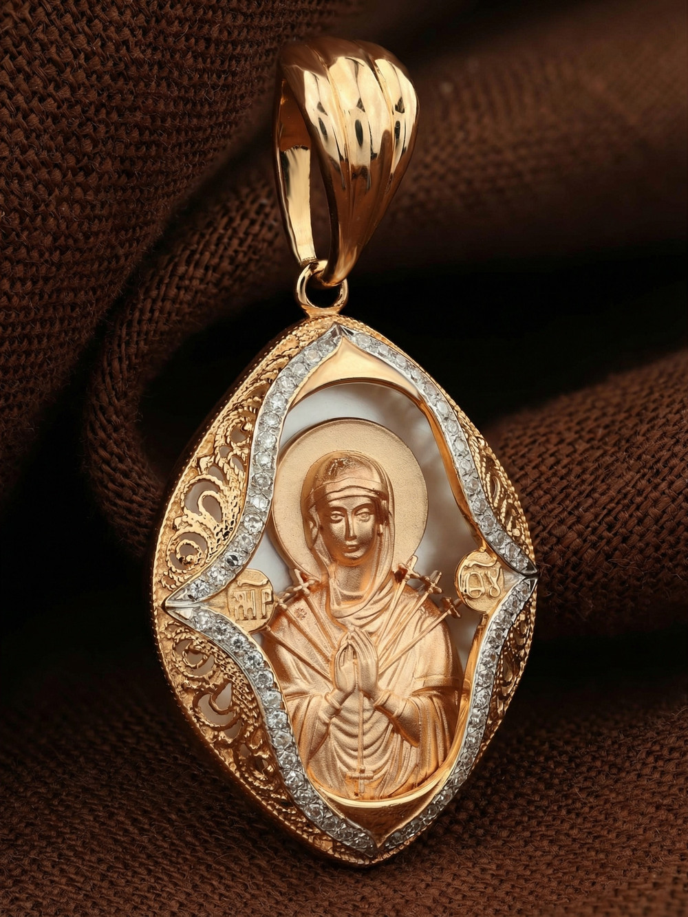 Нательная икона из красного золота 585 пробы c бриллиантами и перламутром