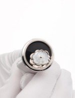 Кольцо из белого золота c ониксом и перламутром