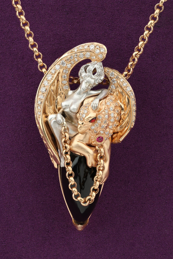 Колье из красного золота 585 пробы c эмалью, бриллиантами, рубином, ониксом и рубином