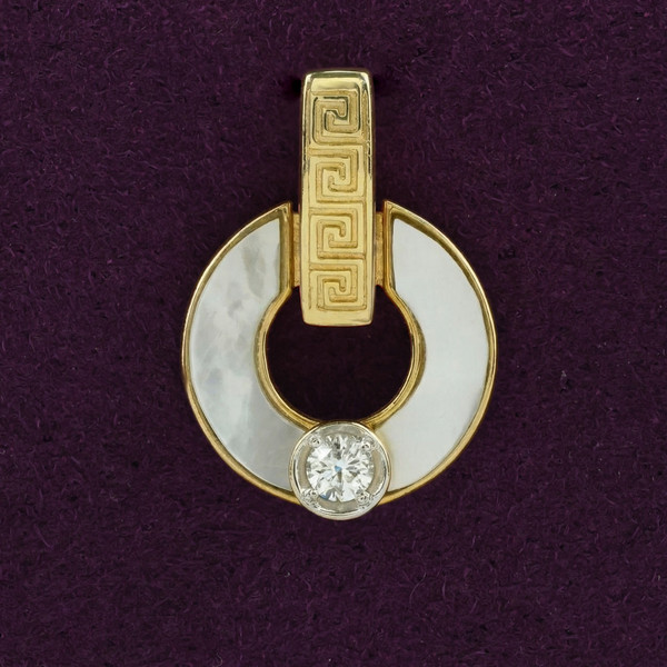 Подвеска из лимонного золота 585 пробы c бриллиантами и перламутром