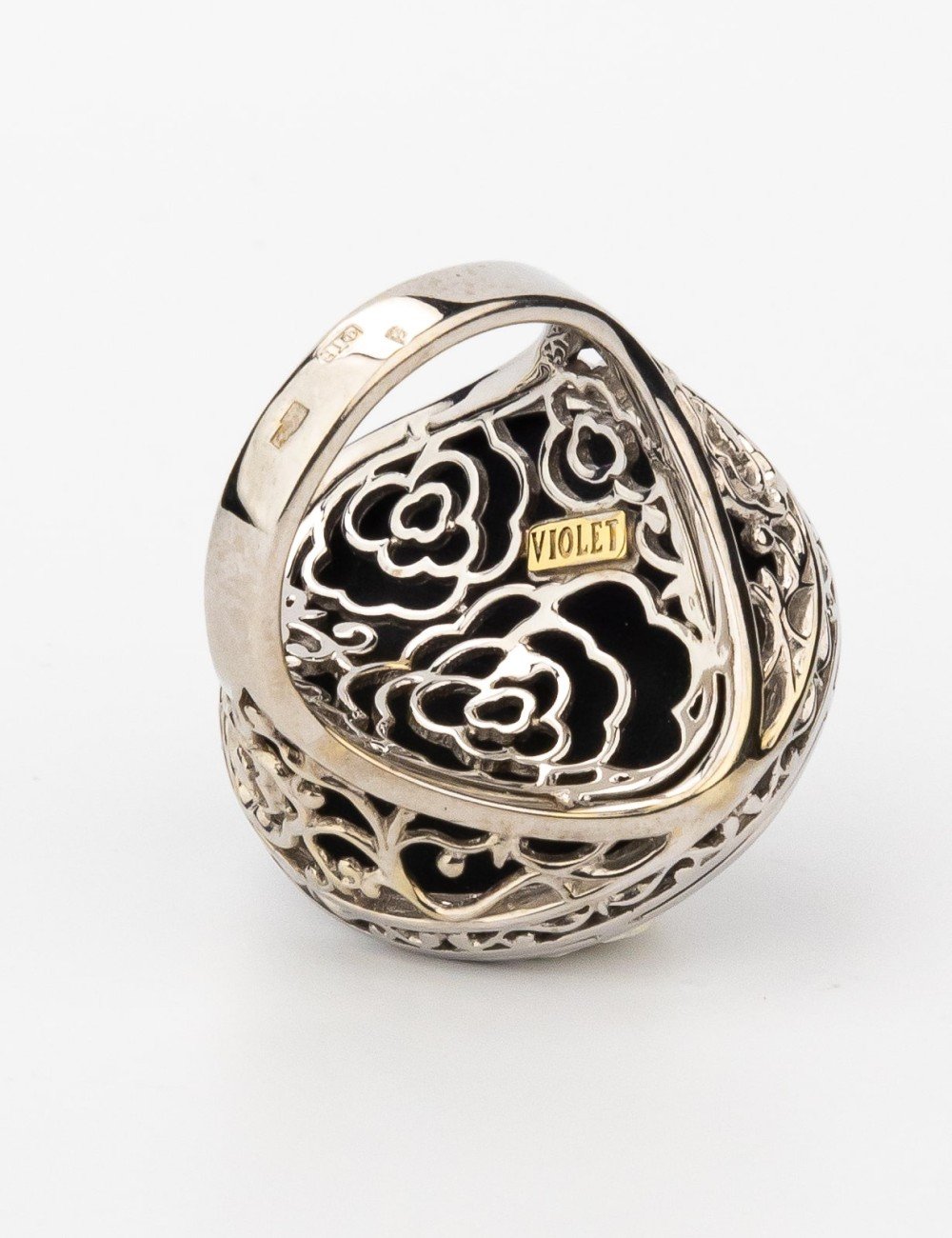 Кольцо из белого золота c ониксом и перламутром