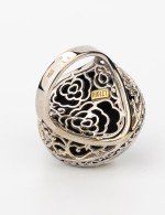 Кольцо из белого золота c ониксом и перламутром