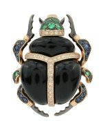 Подвеска из золота c бриллиантами, сапфиром, изумрудом и ониксом