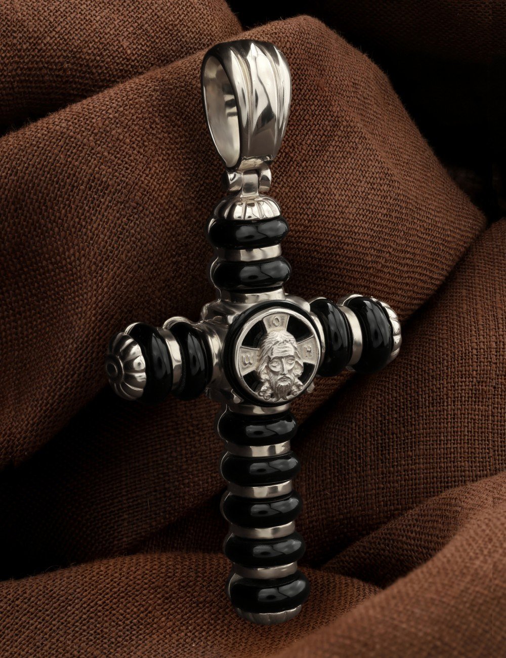 Крест из белого золота c ониксом