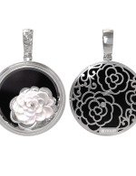 Подвеска из белого золота c ониксом и перламутром