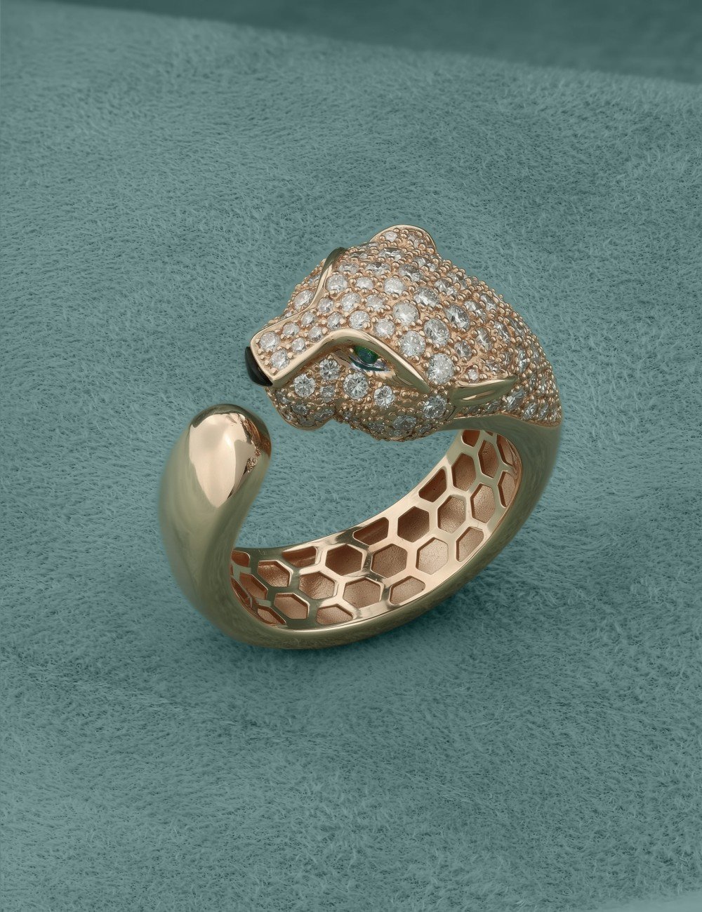 Кольцо из розового золота c бриллиантами, изумрудом и ониксом