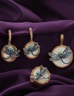 Кольцо из золота c сапфиром, эмалью и перламутром