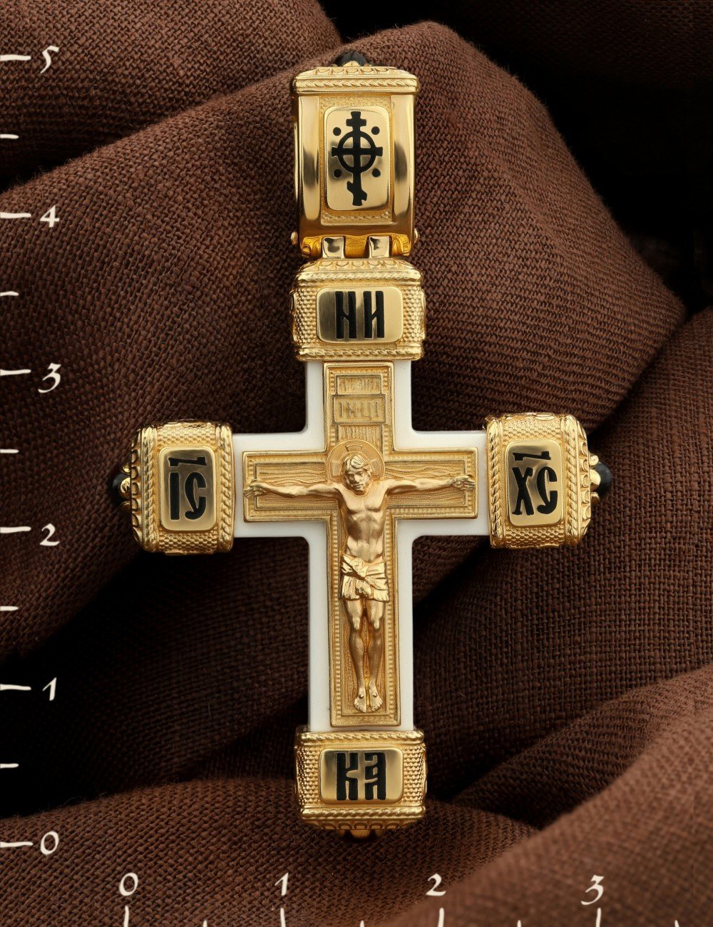 Крест из лимонного золота c эмалью, ониксом и бивнем мамонта