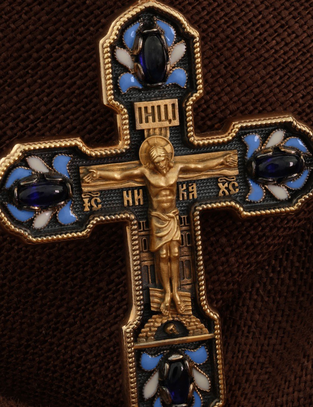 Крест из золота c эмалью и сапфиром