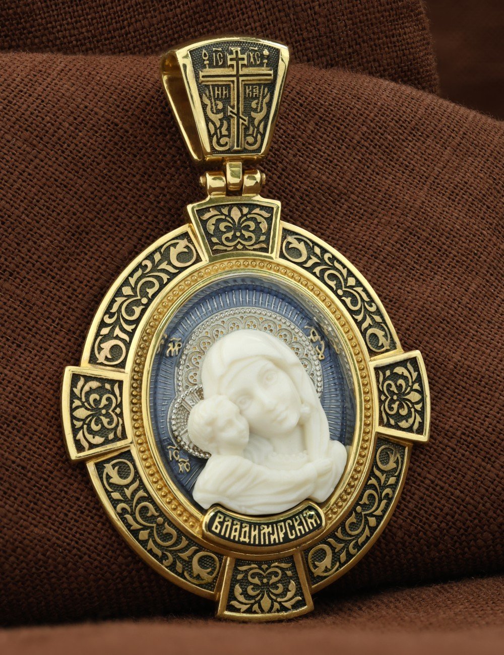 Образок из лимонного золота c эмалью и бивнем мамонта