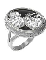 Кольцо из белого золота c ониксом и перламутром