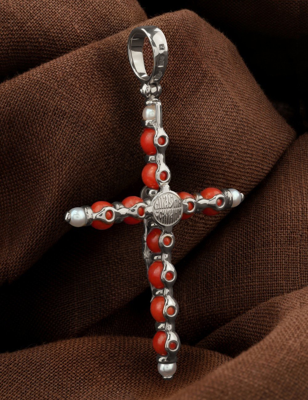 Крест из белого золота c жемчугом и кораллом