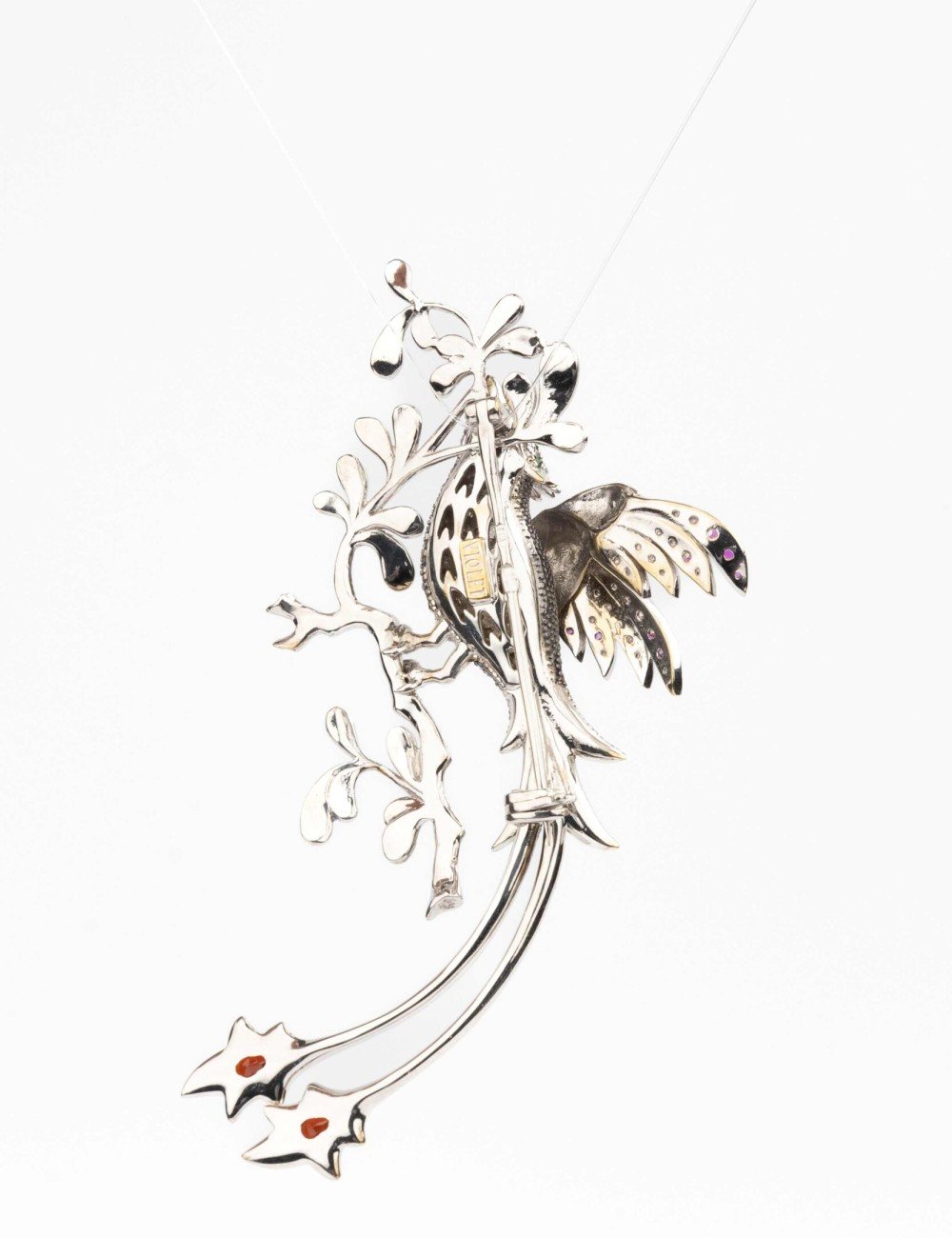 Брошь из белого золота c эмалью, фианитом и гранатом