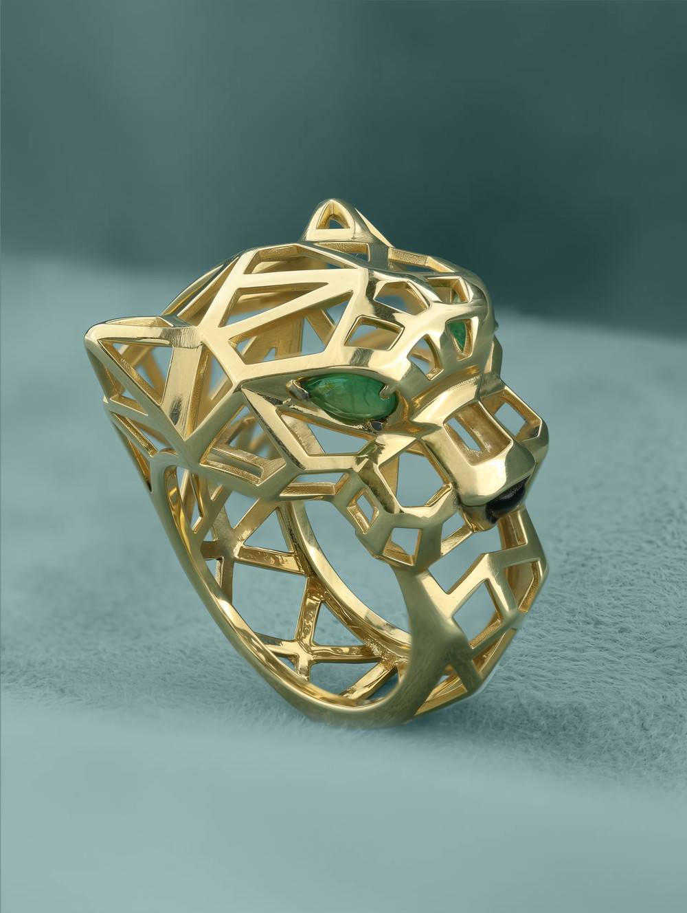 Кольцо из лимонного золота 585 пробы c изумрудом и ониксом