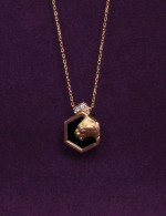 Колье из золота c бриллиантами и ониксом