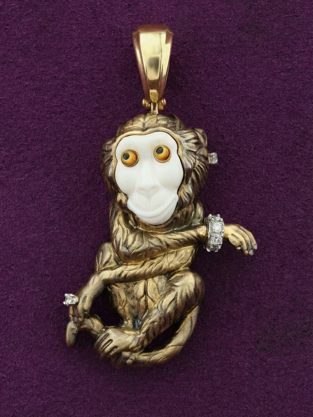 Подвеска из лимонного золота 585 пробы c эмалью, бриллиантами, бивнем мамонта и рубином