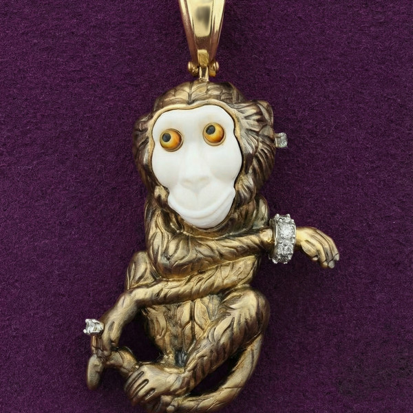 Подвеска из лимонного золота 585 пробы c эмалью, бриллиантами, бивнем мамонта и рубином