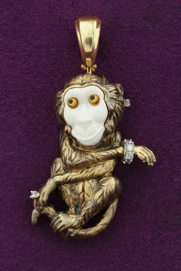 Подвеска из лимонного золота c эмалью, бриллиантами, рубином и бивнем мамонта