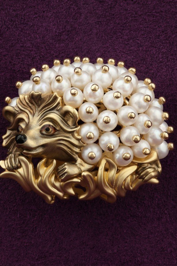 Брошь из лимонного золота c эмалью и жемчугом