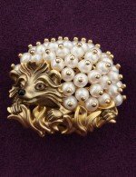 Брошь из лимонного золота c эмалью и жемчугом